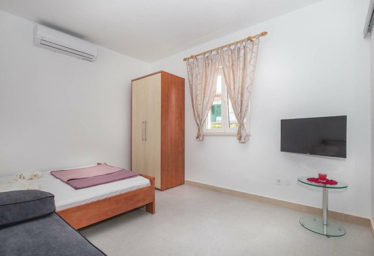 Jakov Postira Buitenkant foto